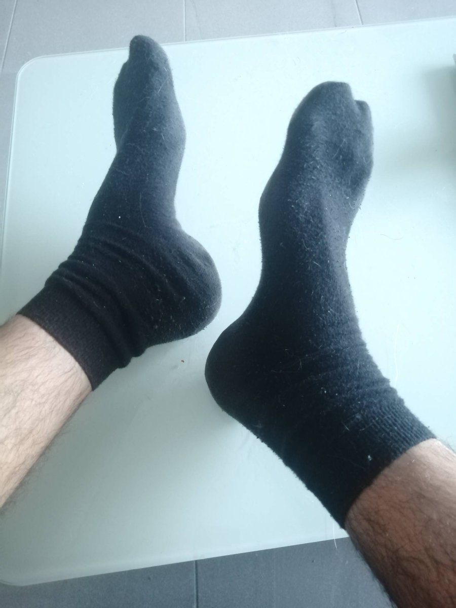 JFit02's tweet photo. Qui aimerais voir sans les chaussette et être soumis pour les lecher 👅 https://t.co/DeYKF3eDTM