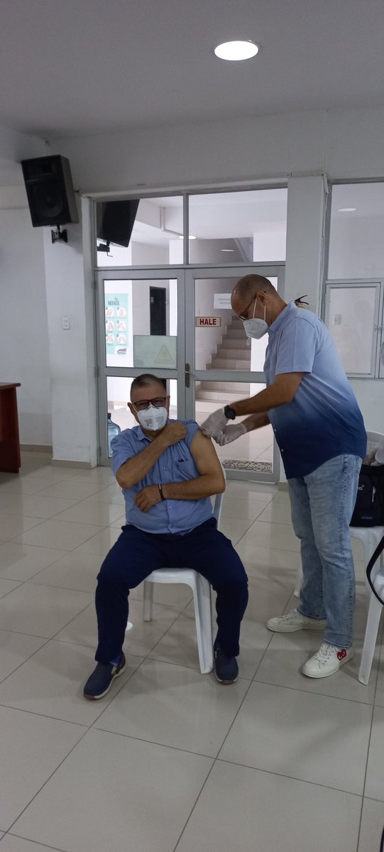 concejoBaranoa1's tweet photo. Sesión Ordinaria Correspondiente al día de hoy 19 de Noviembre del 2021, Citación ESE Hospital de Baranoa con la presencia de Nuestro gerente Dr. David Pelaez, Se realizó un acto insignie al Dr Fernándo Arteta vacunado con la dosis 70 mil en baranoa, logrando el 70%. https://t.co/AMgCq3NZgz