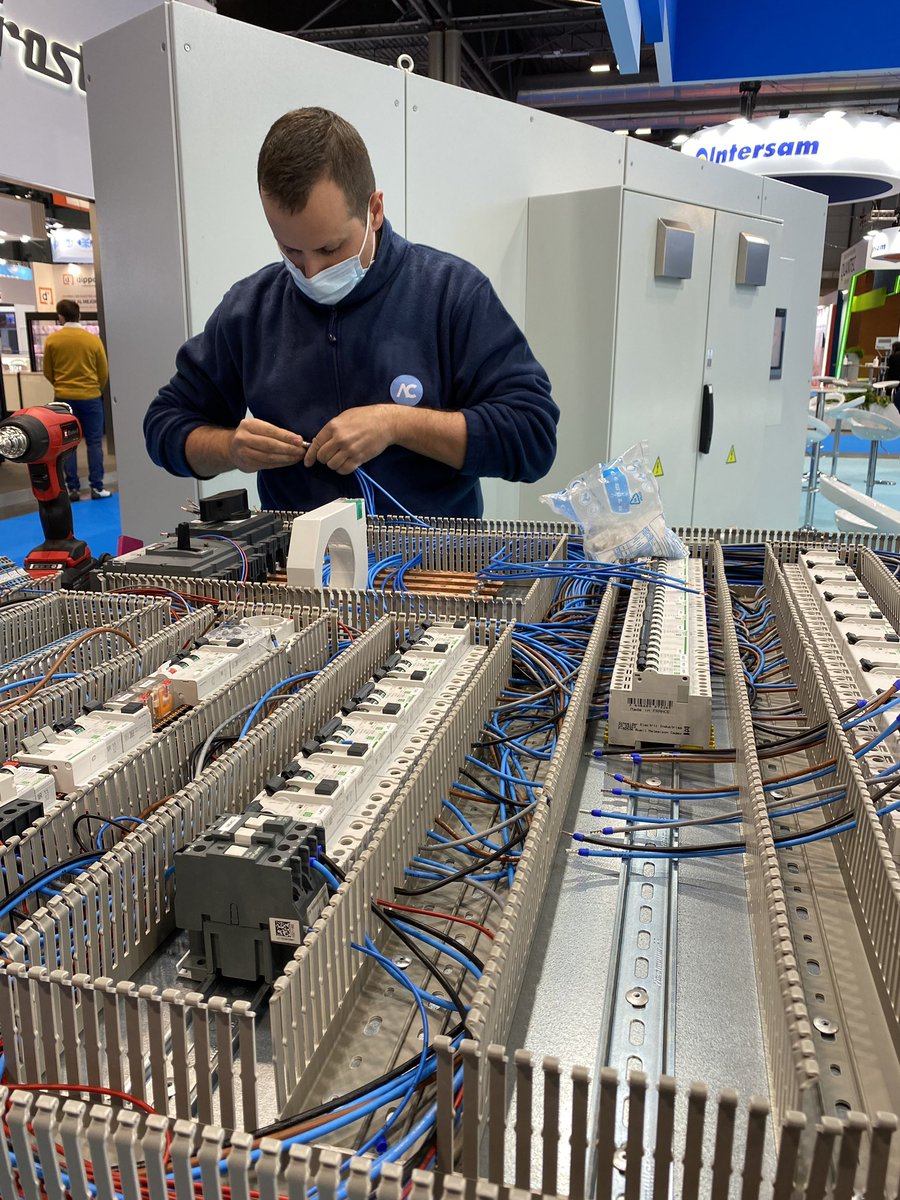 vidal_ac_sl's tweet photo. Hoy es el último día en @feria_cr , durante la cual hemos estado mostrando en directo la tecnología utilizada para la fabricación de cuadros eléctricos industriales. https://t.co/lnhfgNwMVk
