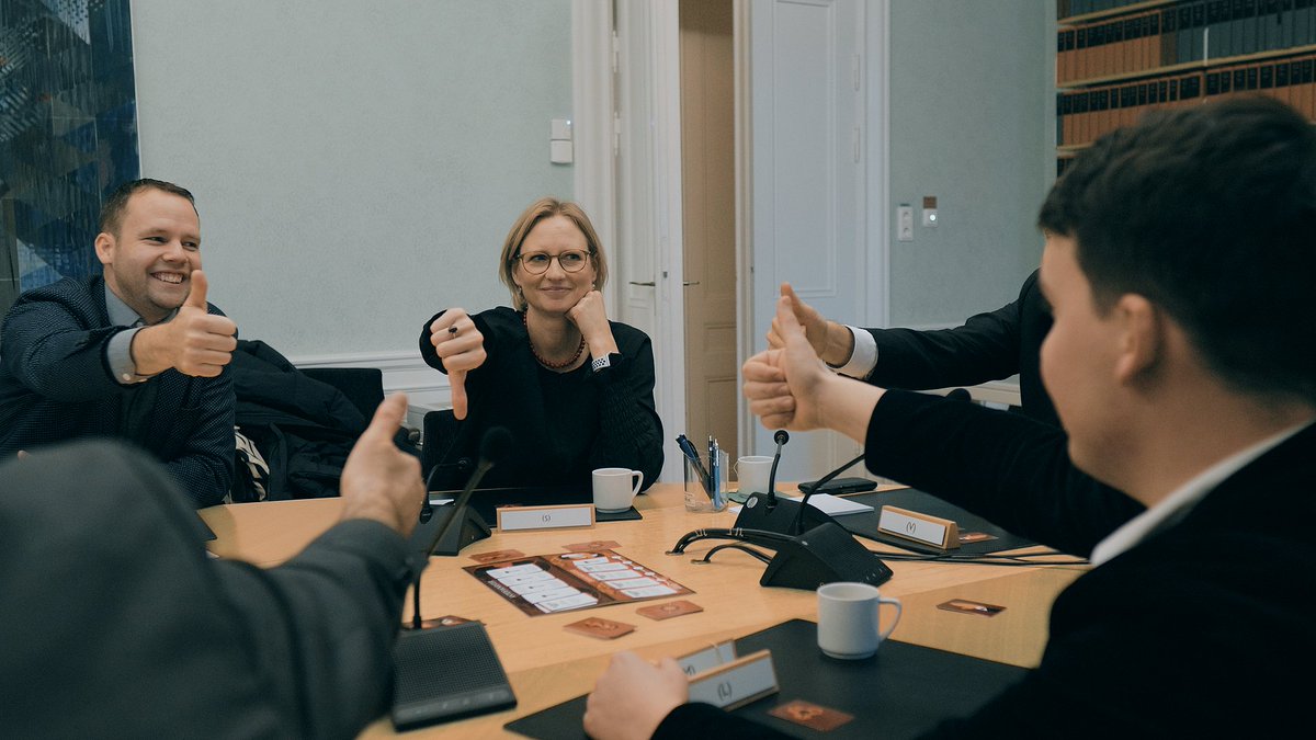 CRDSverige's tweet photo. I onsdags flödade lögnerna, skratten och det politiska spelet när @JoarForssell @asainorberg @rickardnordin @jonthorbjornson och @matber spelade Dictator of Sweden i riksdagen. Som tur var vann den demokratiska sidan (den här gången). #dictatorofsweden https://t.co/uyGdW4y1pu