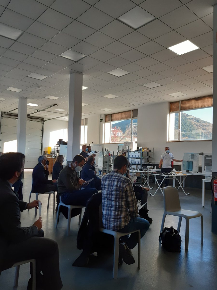 Tarde de inauguración de nuevo equipo en #dinabide <a href="/industria40_na/">Industria Navarra 4.0</a> . Mikel enseña los equipos a los asistentes de <a href="/ADItech/">ADItech - Coordinador Sistema Navarro de I+D+i</a>, <a href="/SakanaMank/">Sakanako Mankomunitatea - Mancomunidad de Sakana</a>, asociación de empresarios de Sakana <a href="/CEN_Navarra/">CEN</a> y <a href="/noticiasgob_na/">Noticias / Berriak - Gobierno de Navarra</a> #S3 #Planes EstratégicosComarcales