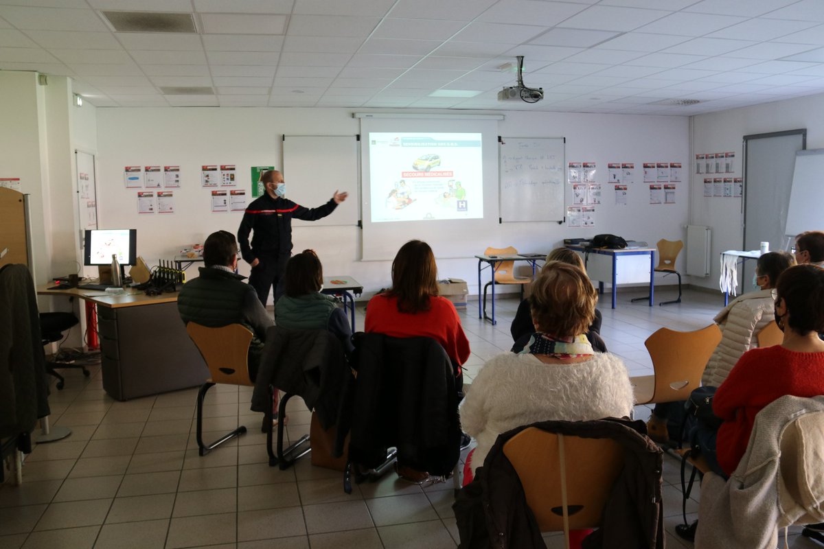 SDIS44's tweet photo. #GestesQuiSauvent | ����🧑‍🚒Début des formations dans le cadre de l'opération "gestes qui sauvent" organisé par l'@UDSP44 et @Groupama.
✅Plus de 2 400 personnes formées par les sapeurs-pompiers de #LoireAtlantique en 3 jours.
-
👉 Dernières places disponibles:https://t.co/Sar6uGQTZY https://t.co/rIyQjwRdsQ