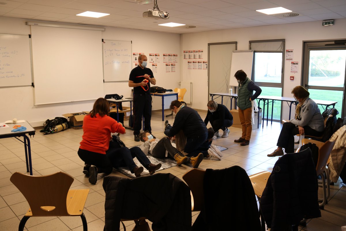 #GestesQuiSauvent | 🩺🧑‍🚒Début des formations dans le cadre de l'opération "gestes qui sauvent" organisé par l'<a href="/UDSP44/">Udsp Loire Atlantique</a> et <a href="/Groupama/">Groupama</a>.
✅Plus de 2 400 personnes formées par les sapeurs-pompiers de #LoireAtlantique en 3 jours.
-
👉 Dernières places disponibles:bit.ly/3kvRU2p