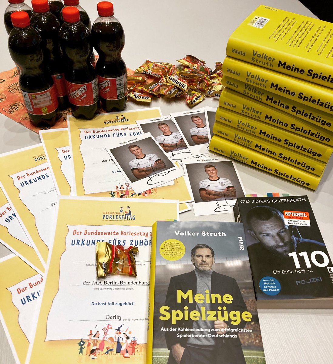 Es ist angerichtet…📚
Zum dritten Mal in Folge beteiligt sich die Jugendarrestanstalt Berlin-Brdb. am bundesweiten Vorlesetag.
Diesmal wird aus den Büchern von Volker Struth und Cid Jonas Gutenrath vorgelesen. Für die Zuhörer gibt es anschließend sogar ein persönliches Buch.