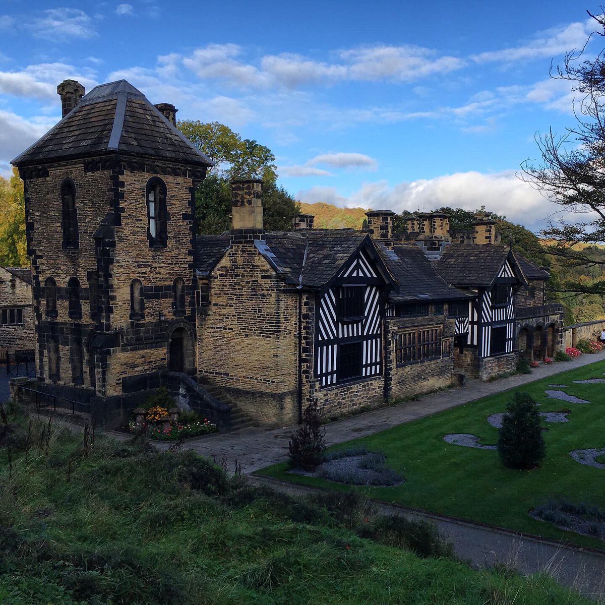 AnneListerSoc's tweet photo. ❤️ A visit to #Halifax! 🎩📖🪶 #AnneLister in #DianeLawrenson’s wonderful bronze #Contemplation (right at home in @ThePieceHall) &amp; a view of Anne’s magical #ancestralhome, @ShibdenHall 🤗 #greatwriters #lgbtq #queerheritage #livinghistory #justusproposititenax #havesomecourage 🌈 https://t.co/UTElJ3D2hh