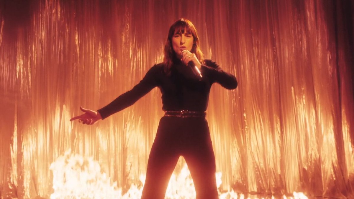 CStar's tweet photo. On s’enflamme devant #QuImporte, le nouveau clip tout en élégance de @JulietteArmanet .🔥
C’est à visionner ici ➡️ https://t.co/u1il2Jhfnw
Son album « Brûler le feu » vient d’ailleurs de sortir ! Vous l’avez écouté ? https://t.co/ZsuaUBuEMQ