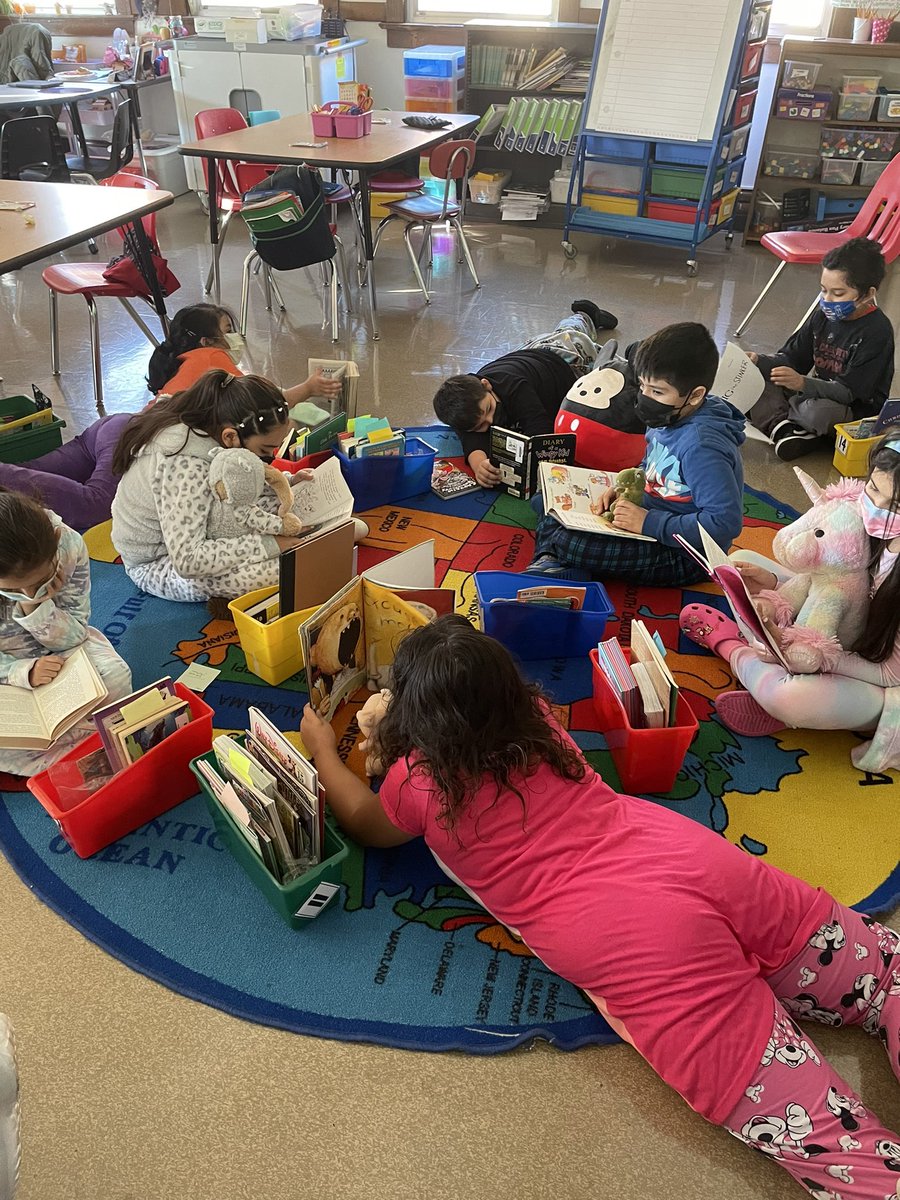 gillespiebsd100's tweet photo. Our stuffed animals for pajama day ended up being the perfect reading buddies! #hiawathapride #d100inspires @MollyRobb5 https://t.co/4kabWemlR9