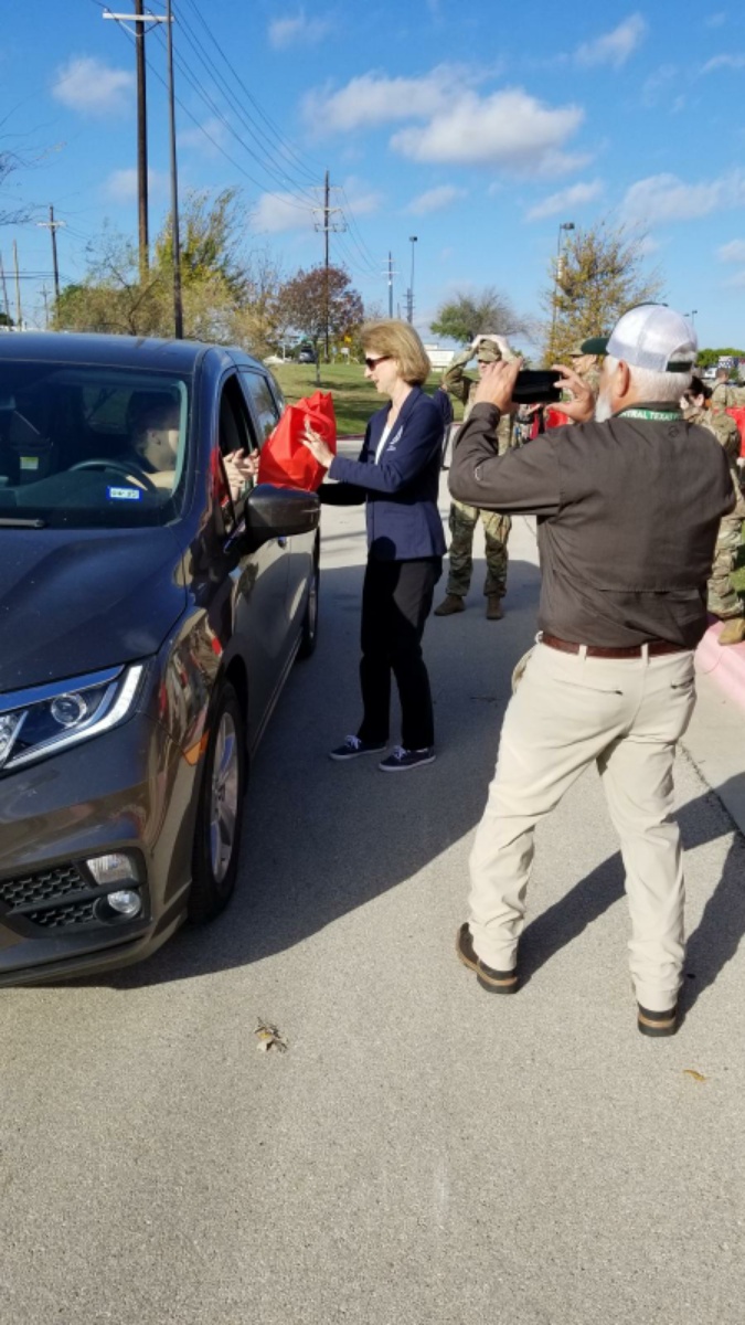 VikkiGoodwinTX's tweet photo. Wed. I joined Onion Creek friends, led by Ken Jacob, to hand out turkeys &amp; food to families at Ft. Hood Army base. The families are grateful for the food, and the volunteers are happy to share their blessings. 

Happy Thanksgiving, y'all! 

#txlege @CTXFoodBank @DerrickChubbs https://t.co/GkFsAUN659