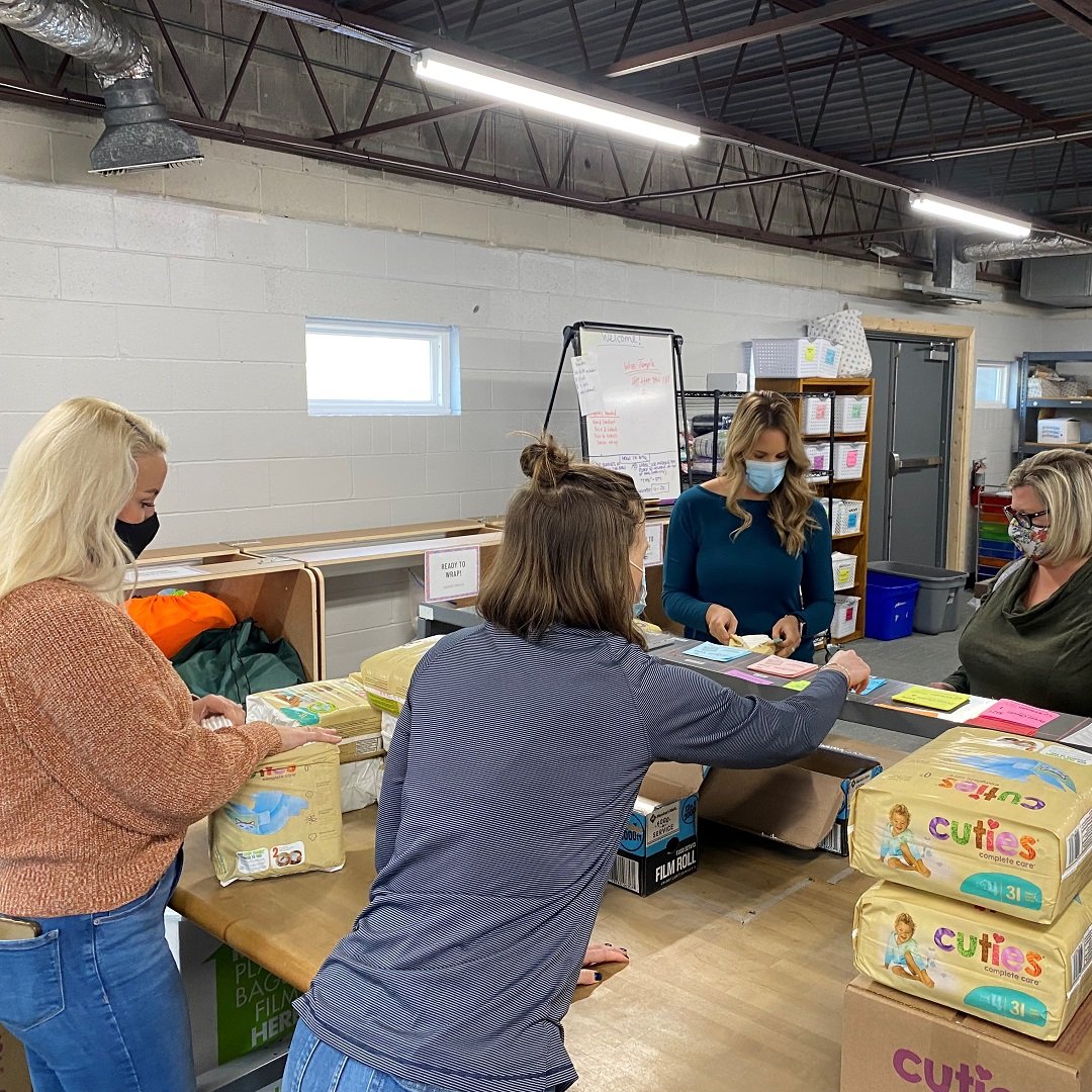altafiber's tweet photo. We've been busy with events and volunteering this season! Last week, our mascot supported the @CincyCyclones Shutout the Hate Game with #pride. Yesterday, our ERG for women volunteered with Sweet Cheeks Diaper Bank to help get diapers to low income families. #ItsInOurFiber https://t.co/9HCsC6jeFD