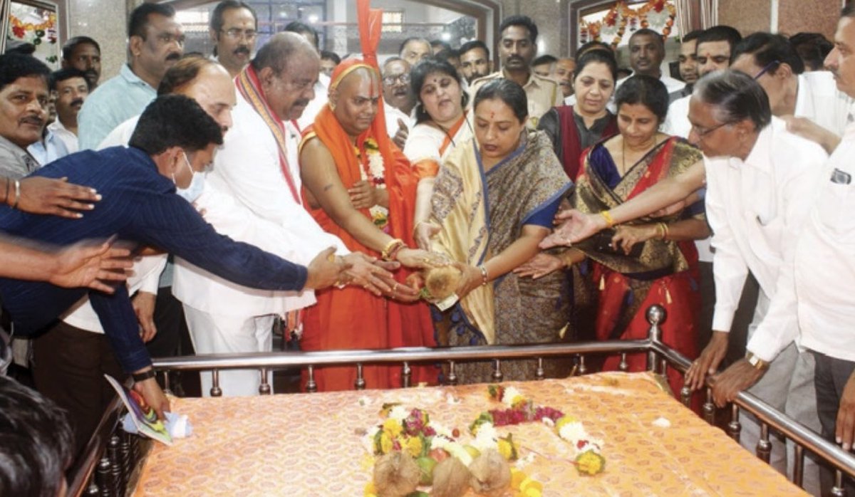 AdvYashomatiINC's tweet photo. आज माताखिडकी अमरावती येथे स्थित पुरातन श्रीकृष्ण मंदीरास भेट देऊन श्रीकृष्णाचे दर्शन घेतले यावेळी अमरावती शहर तसेच जिल्ह्यात पुर्वीसारखीच शांतता नांदु दे असे साकडे परमेश्वराला घातले.
#AmravatiUnderControl https://t.co/aTiPugfQJa