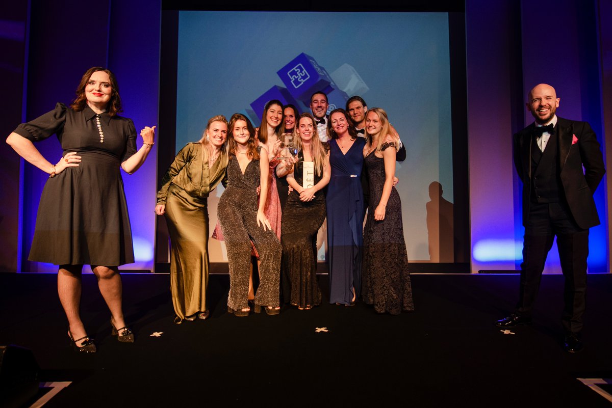 See us shine on stage! The Book of Rituals heeft 2 Learning Technologies Awards gewonnen
***Goud: Best learning platform implementation 
***Goud: Excellence in the design of learning content
lnkd.in/gBKJeNNv
 Zo cool om dit samen met het Rituals team te vieren in Londen!