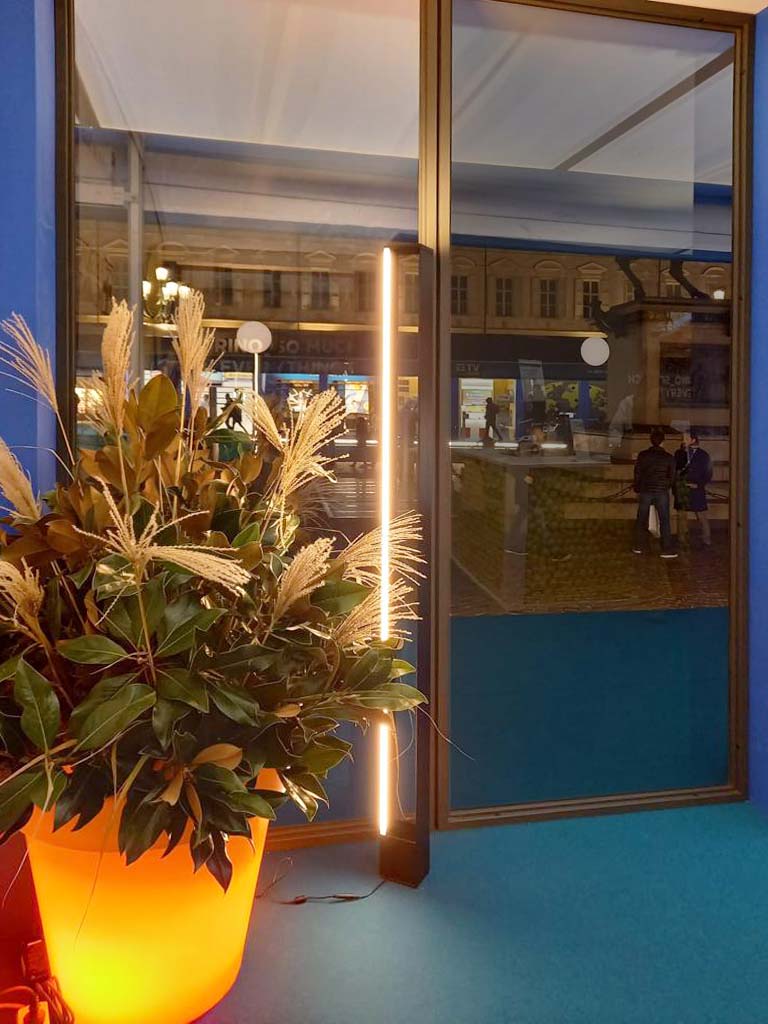 Nemo_Srl's tweet photo. Nemo takes part to the #NittoATPFinals 2021 in Turin with Tru floor lamp by Roberto Paoli. 
Its unusual design does not go unnoticed: it looks like a parallelepiped with an empty slot, its vertical panels hide the light source through to an optical effect.
#NemoLighting https://t.co/tZrSEtoorS