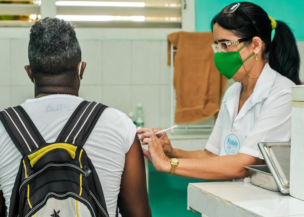 MINSAPCuba's tweet photo. El 80% de la población cubana ha recibido el esquema completo de vacunación. Logros de #CubaVive que, a  pesar del injusto bloqueo al que es sometida desde hace más de 60 años, mucho hace por la salud de su pueblo.

#HéroesDeLaSalud #CubaPorLaVida https://t.co/OErrgX0KOF