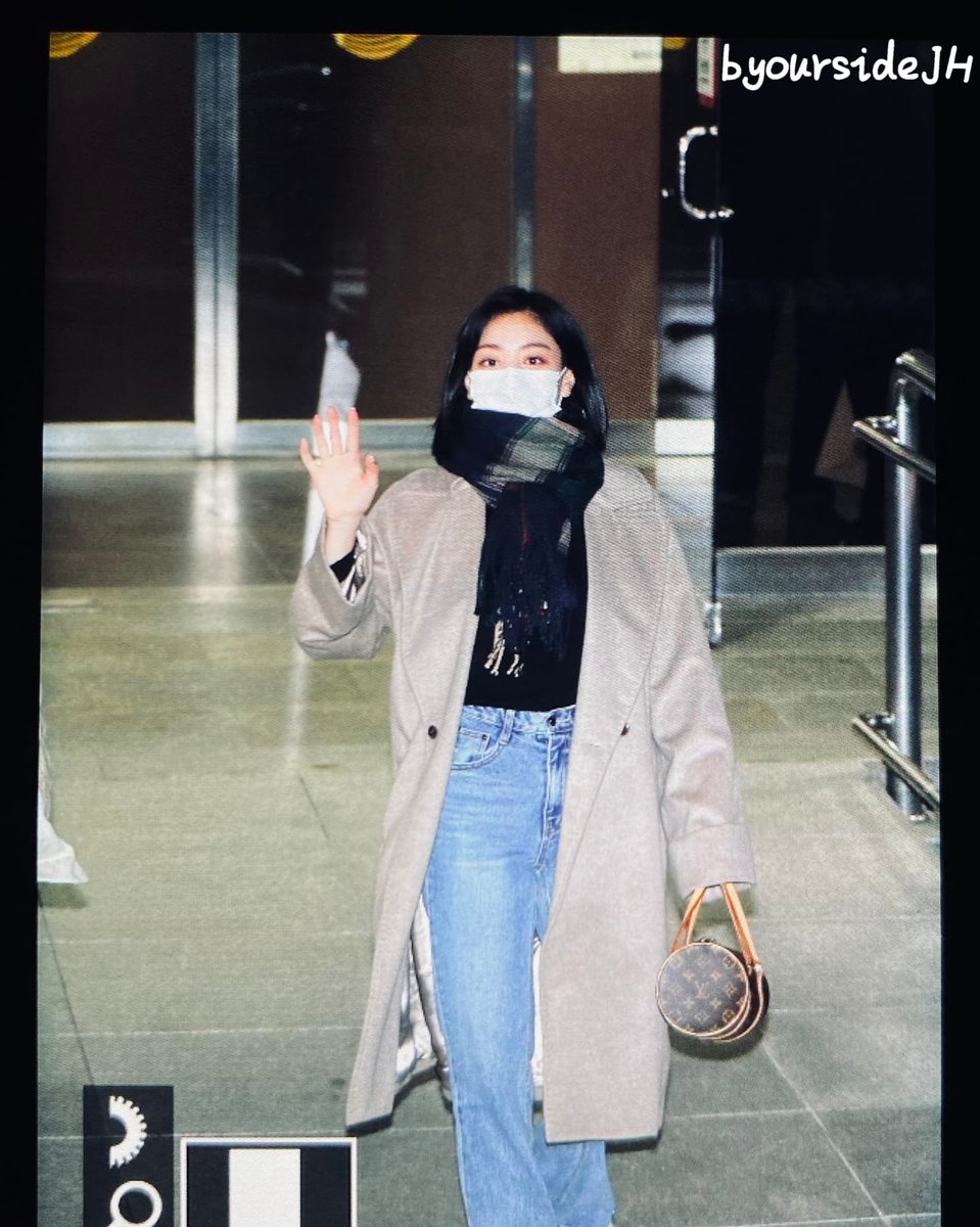 ByoursideJh's tweet photo. 211119 퇴근
@JYPETWICE 
#TWICE #트와이스 #トゥワイス  #지효 #JIHYO #ジヒョ https://t.co/iyJOTBuQ25