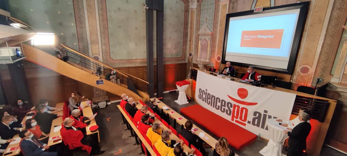 Sciences_Po_Aix's tweet photo. [#RD2020 🎓] La remise des prix et des diplômes de la Promotion Machiavel a débuté dans l'Amphi Bruno Étienne. Les futurs diplômés ont été accueillis par les discours de Rostane Mehdi, Directeur de Sciences Po Aix et de @BernardBeignier, Recteur de la région académique PACA. https://t.co/QSZ7idXccq