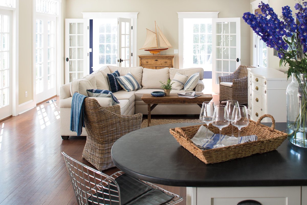 One of our most popular colors, Revere Pewter HC-172 is versatile and breathtaking. Cloud Cover OC-25 coats the ceilings and trim. The back room shifts to a deep blue with Old Navy 2063-10. Reach out to us for your next paint project. #benjaminmoore #benjaminmoorecolors