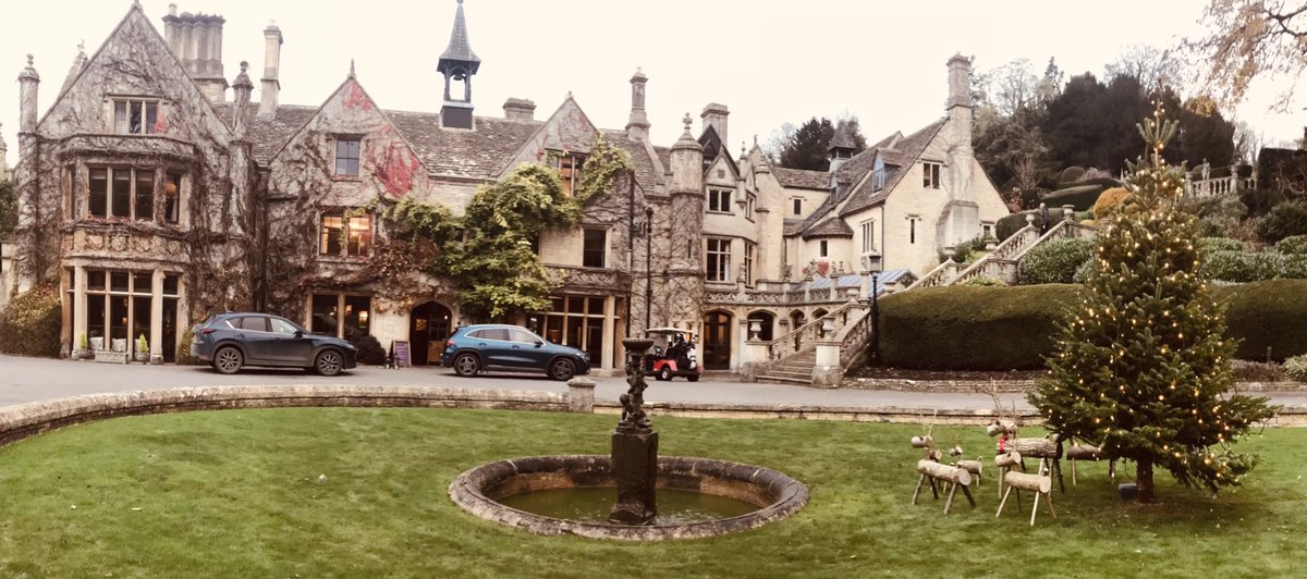 CastleCombeNow's tweet photo. In 2021, Christmas has come early in Castle Combe.  

After the 18 months we have all had, bravo to all The Manor House - the most brilliant venue at the most magical time of the year!

👏 🥂🎄 https://t.co/3gIkRWkicl