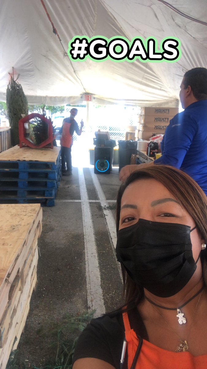 6355PriscillaHR's tweet photo. 🤗It’s beginning to look like Christmas 🎄I come to Christmas tree tent and it’s smells🤩I was able to help a customer and open him a Home Depot card, come shop at our store🧡 @RoxyOPS6976 @sm6339 @wcork19 
#getinvolved #frontend6976 #deerwoodhomedepot
#livingtheorangelife https://t.co/GFroXycMMn