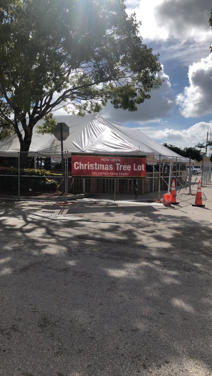 6355PriscillaHR's tweet photo. 🤗It’s beginning to look like Christmas 🎄I come to Christmas tree tent and it’s smells🤩I was able to help a customer and open him a Home Depot card, come shop at our store🧡 @RoxyOPS6976 @sm6339 @wcork19 
#getinvolved #frontend6976 #deerwoodhomedepot
#livingtheorangelife https://t.co/GFroXycMMn