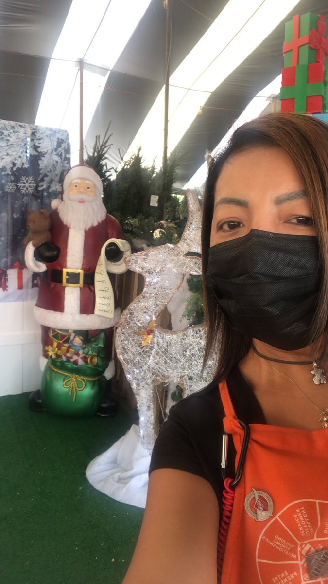 6355PriscillaHR's tweet photo. 🤗It’s beginning to look like Christmas 🎄I come to Christmas tree tent and it’s smells🤩I was able to help a customer and open him a Home Depot card, come shop at our store🧡 @RoxyOPS6976 @sm6339 @wcork19 
#getinvolved #frontend6976 #deerwoodhomedepot
#livingtheorangelife https://t.co/GFroXycMMn