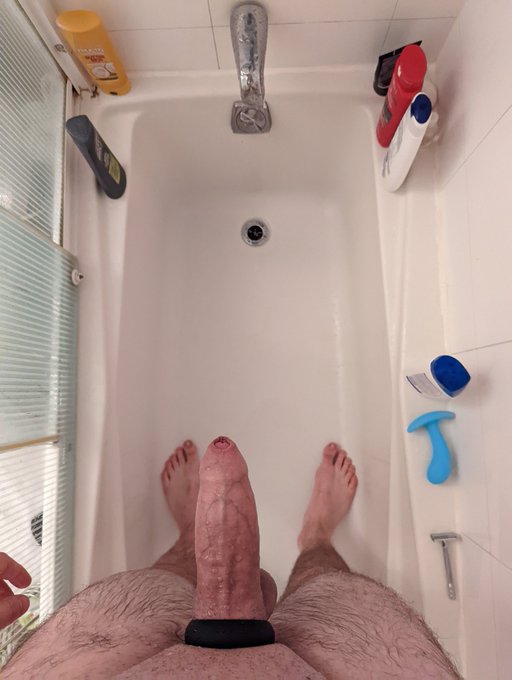 Showered, hard, and ready to fuck 😈 https://t.co/jdDKrZfUrL