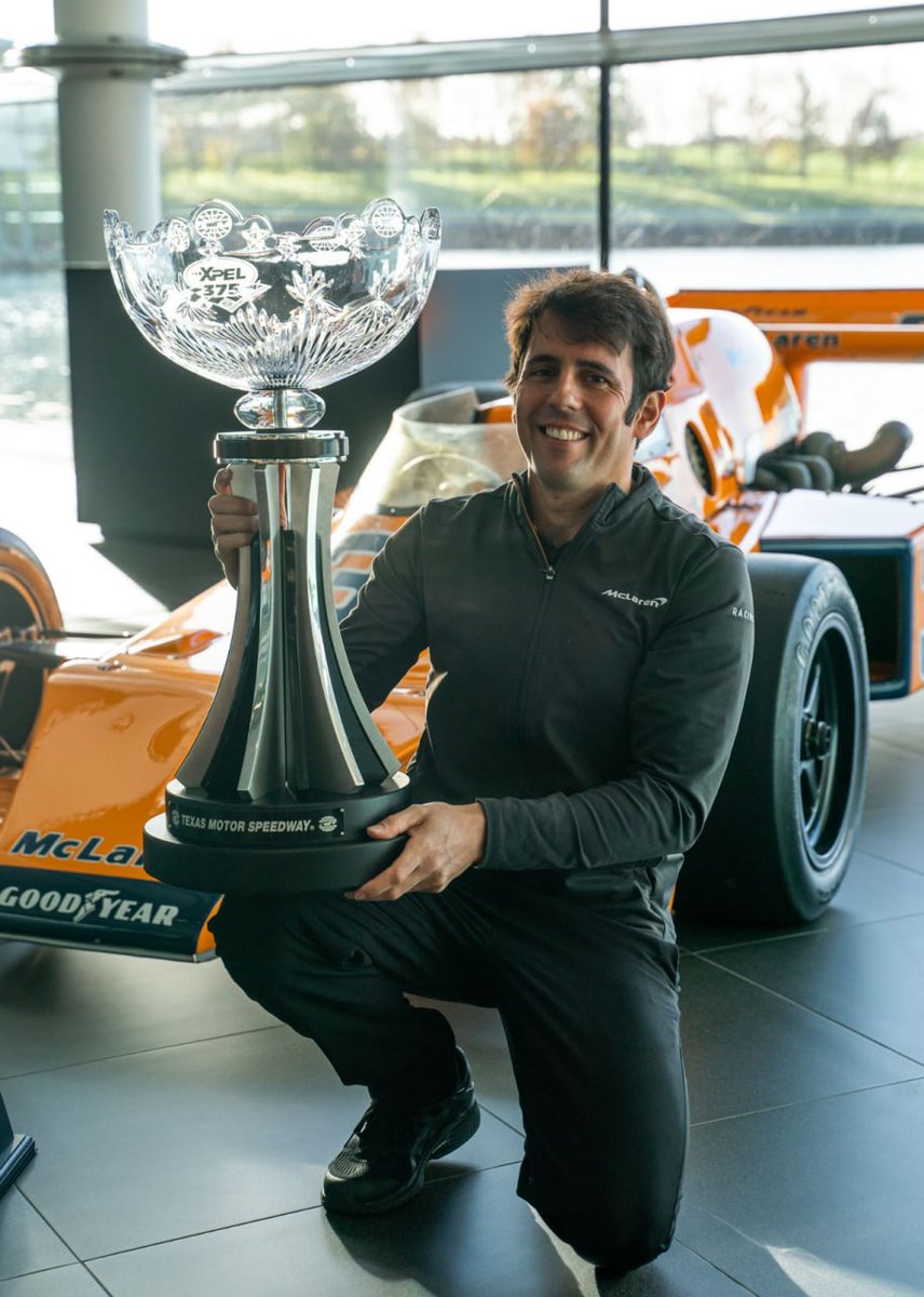 ivanlda's tweet image. This is some of the McLaren IndyCar UK group. Some are missing (Phil, Jarv, Grainy, Neil, Lance,...).

I can very proudly say that I'm surrounded by utter legends. What a privilege is to work alongside them. On to many more successes! 🧡🖤💙