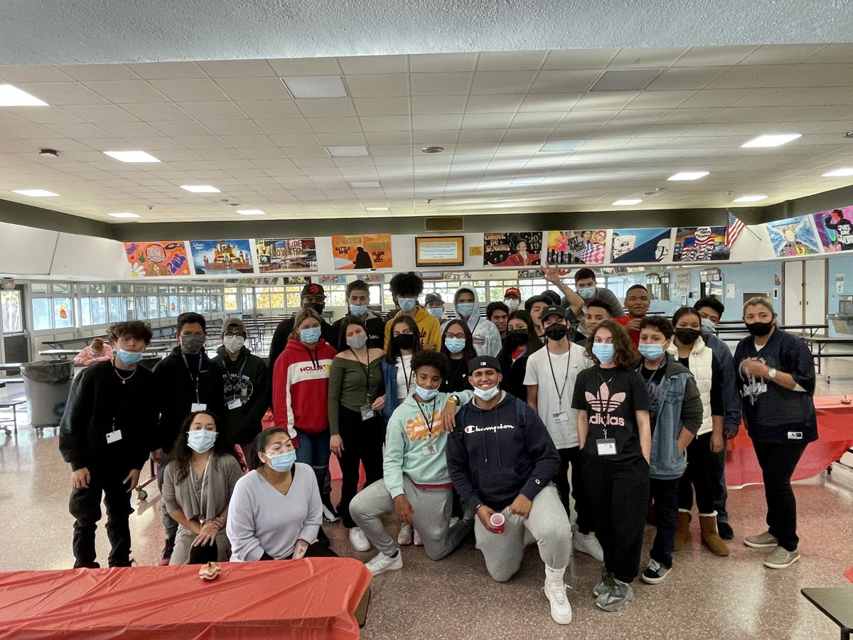 Celebrating an early Thanksgiving with our ENL students!! Grateful for these smiles! ⁦<a href="/nramsaran1/">Nirmala Ramsaran</a>⁩ ⁦@TeachMitch⁩ <a href="/moviedo34/">Oviedo</a>