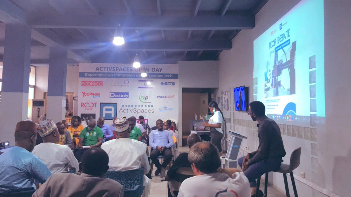 ActivSpaces's tweet photo. C’est parti pour le débat autour des #MakerSpaces. La discussion porte non seulement sur la découverte du concept mais aussi sur les possibilités de collaboration entre les différentes parties prenantes. Nous avons #WouriLab d’@Orange_Cameroun #ManLab, #FaraLab etc. #ASTechDebate https://t.co/gtBwJXBt8t
