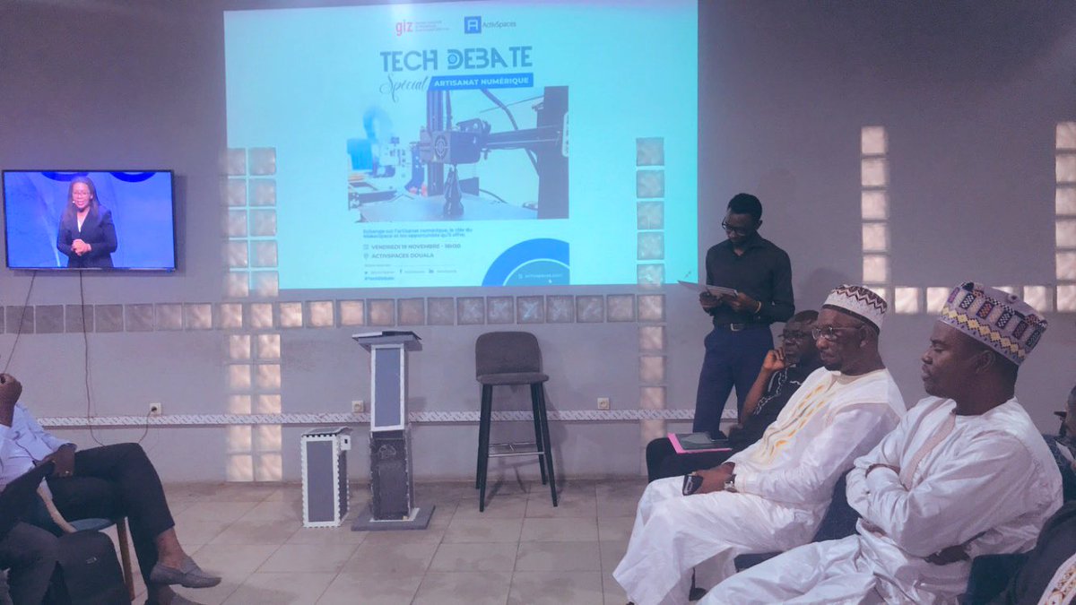 ActivSpaces's tweet photo. C’est parti pour le débat autour des #MakerSpaces. La discussion porte non seulement sur la découverte du concept mais aussi sur les possibilités de collaboration entre les différentes parties prenantes. Nous avons #WouriLab d’@Orange_Cameroun #ManLab, #FaraLab etc. #ASTechDebate https://t.co/gtBwJXBt8t