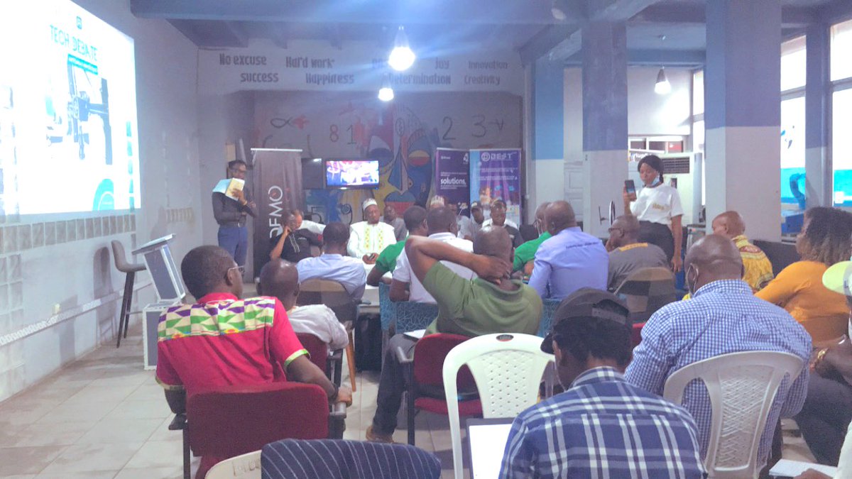 ActivSpaces's tweet photo. C’est parti pour le débat autour des #MakerSpaces. La discussion porte non seulement sur la découverte du concept mais aussi sur les possibilités de collaboration entre les différentes parties prenantes. Nous avons #WouriLab d’@Orange_Cameroun #ManLab, #FaraLab etc. #ASTechDebate https://t.co/gtBwJXBt8t
