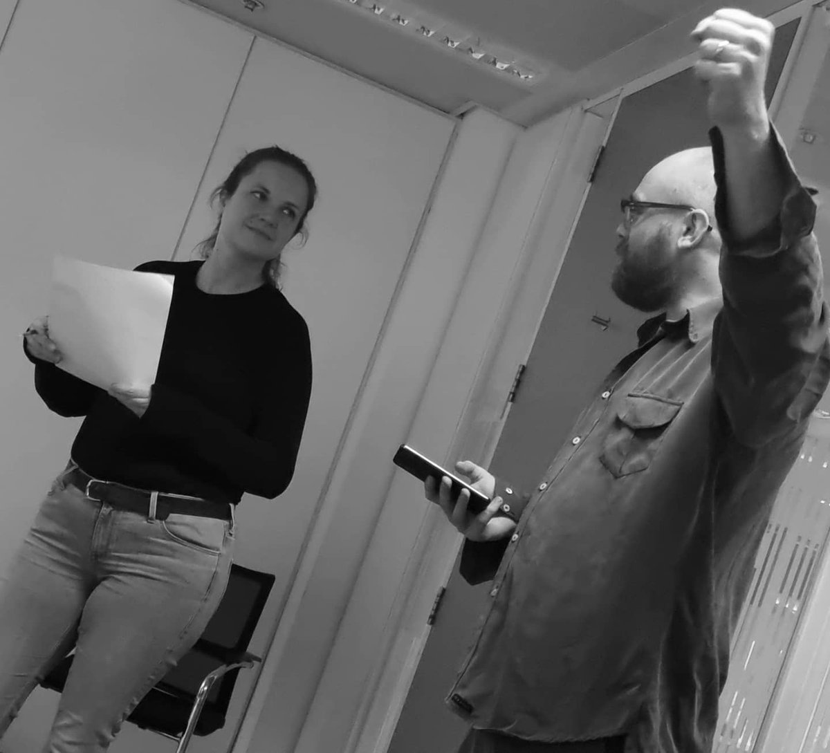 Our director @GcScribbler steering the ship in rehearsal - TWO WEEKS TO COVENT GARDEN! Book tickets now #comedy #Christmas  iristheatre.com/event/that-cou…