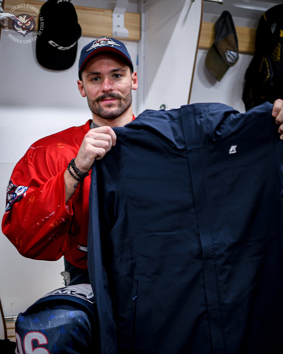 DucsdAngers's tweet photo. Nous sommes heureux de compter @kway_official parmi nos partenaires pour la saison 2021/2022, et remercions K-Way Angers pour ces magnifiques manteaux aux couleurs des @ducsdangers 🔥

#GoDucsGo | #SLMHockey | #SportAngers | #LaDalleAngevine | #VibronsDeNouveau | #Partenaire https://t.co/q6nm5UGY9F