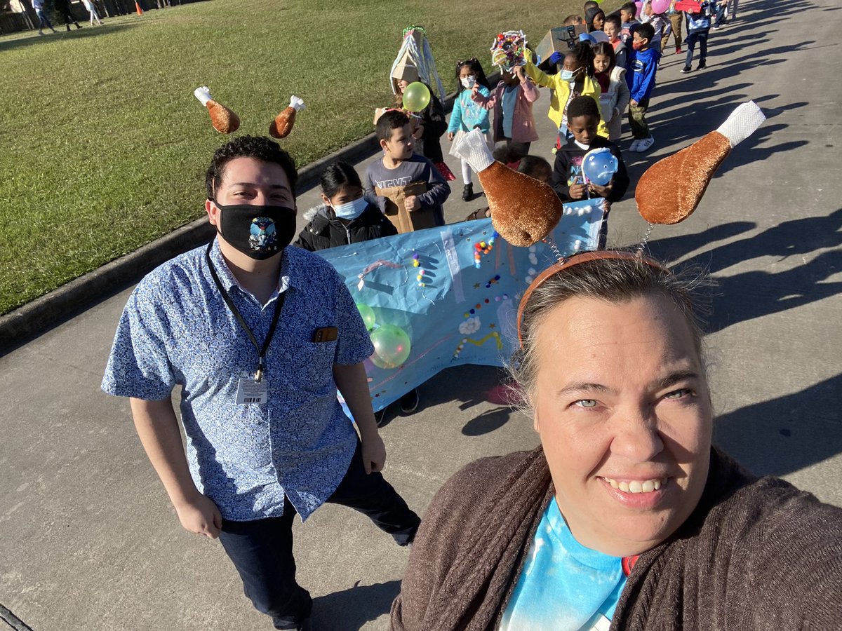 1stgraderocks1's tweet photo. It’s parade time!#balloonsoverbroadway @HumbleISD_HE @ajmteach https://t.co/ibaIx2asx6