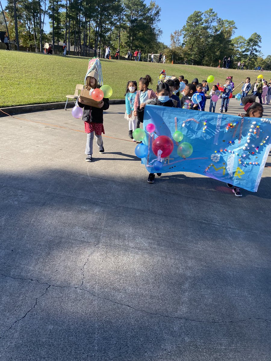 1stgraderocks1's tweet photo. It’s parade time!#balloonsoverbroadway @HumbleISD_HE @ajmteach https://t.co/ibaIx2asx6