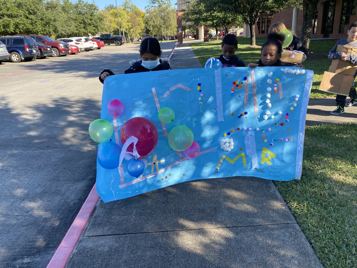 1stgraderocks1's tweet photo. It’s parade time!#balloonsoverbroadway @HumbleISD_HE @ajmteach https://t.co/ibaIx2asx6