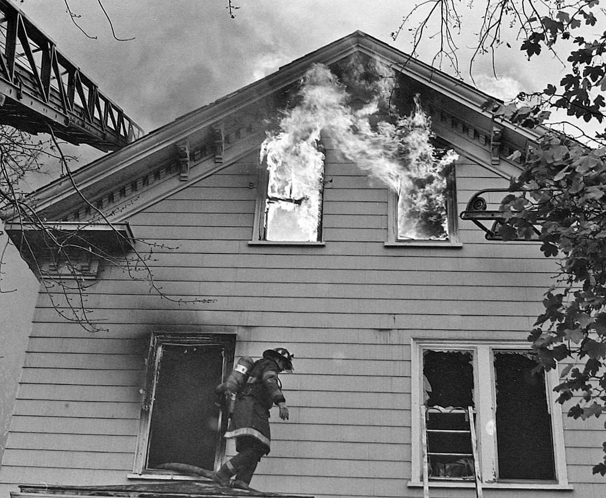 BFDRescue2's tweet photo. #R2Alumni #Throwback Nov 14, 1975. Photo credit our good friend George Rizer. #fireshowing #smokeshowing #BFDRescue2 #BostonRescue2 #Rescue2 #BFD #BostonFire #ChiefMiller #BostonFireWire #liveboston617 #BostonFireDepartment #Boston #Firefighter #Rescue  #BFDE52L29R2 #BFDE42R2D9 https://t.co/joZj9G8ew7