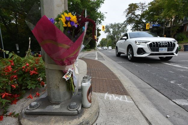 JoannaLavoie's tweet photo. BREAKING NEWS: #Burlington man charged w criminal negligence causing death in fatal Parkside Drive crash; #Toronto couple Valdemar+Fatima Avila killed in high speed, 5-vehicle collision.
#HighParkTO
@TrafficServices @1800222TIPS
More here: https://t.co/JyUP4LDI4N https://t.co/ewlwT9ScgS