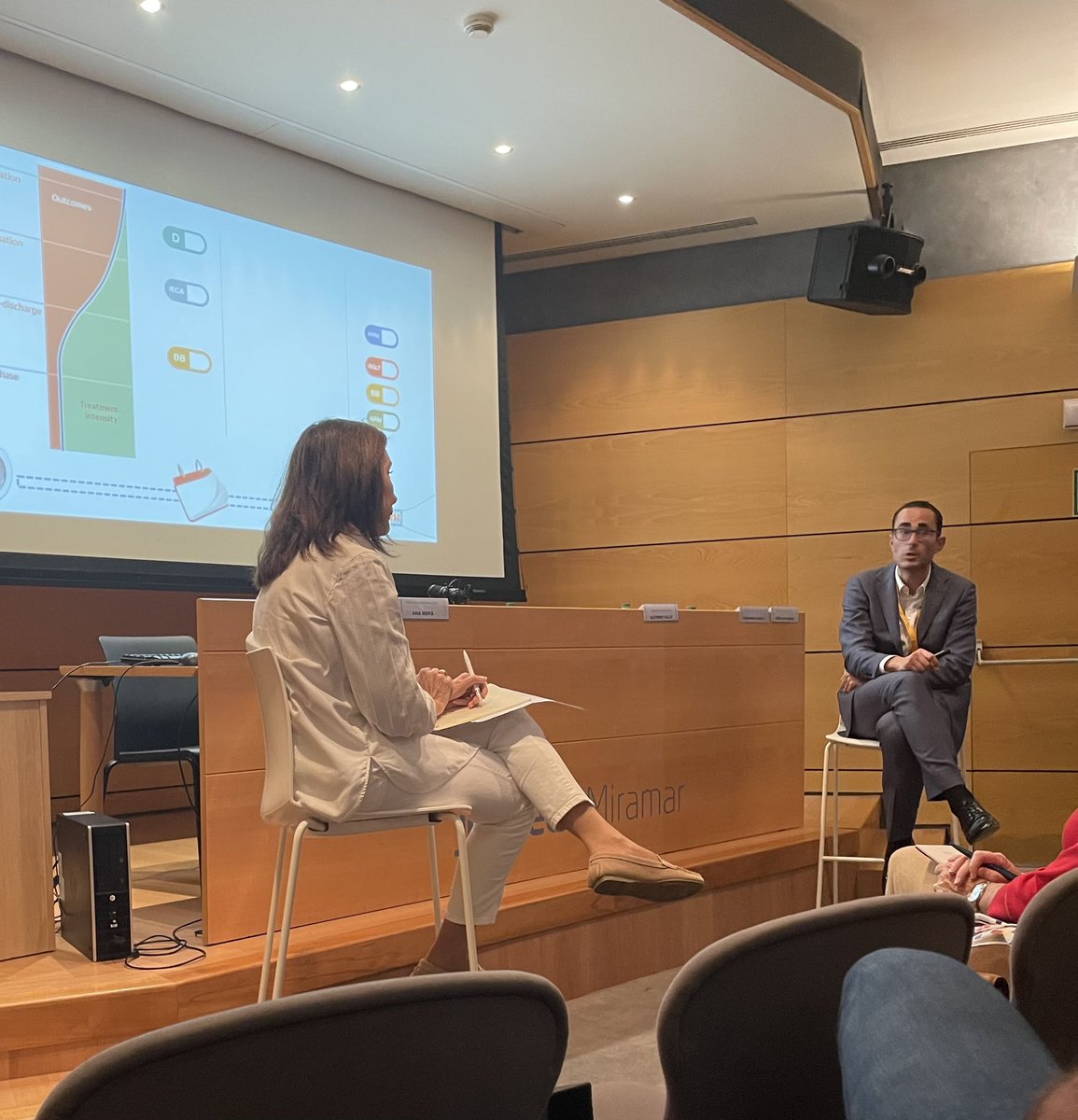 Belen2S's tweet photo. @ibsemergen #mfyc #semergenib Tarde cardiorenal en las jornadas de SEMERGEN Islas Baleares. Comenzamos con el Dr Alfonso Valle. https://t.co/YBIy2RK4Wi