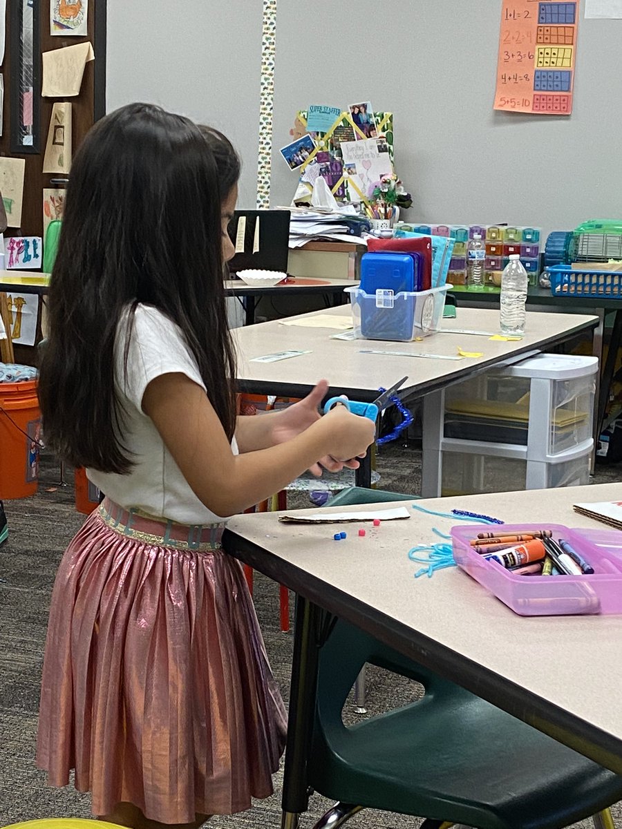 1stgraderocks1's tweet photo. The kids were building floats for our Balloons over Field Street Thanksgiving Day parade! #balloonsoverbroadway @HumbleISD_HE @ajmteach https://t.co/RVsKPLkCC5