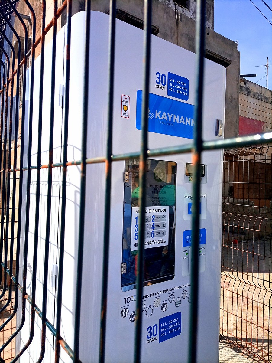jnoumonvii's tweet photo. Kaynann, viens boire en wolof est un système de purification d'eau de robinet implanté devant la @CommuneGTFC et autres points identifiés dans la commune.

Il s'agit de rendre accessible à la communauté une eau pure minéralisée.

#kebetu #LocalOpenGov #regardcitoyen ⤵️ https://t.co/fS9D2mWXsN