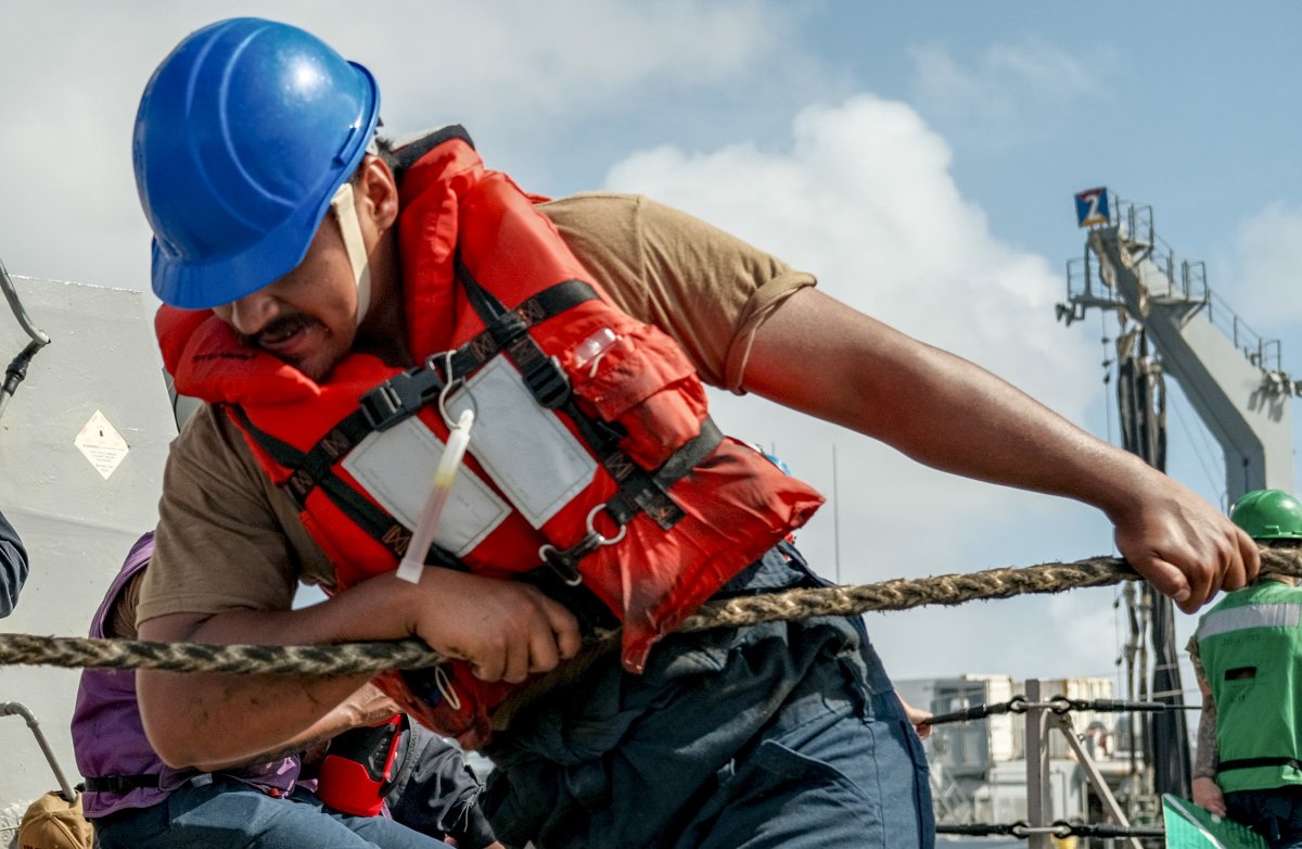 USNavy's tweet photo. 📍SOUTH CHINA SEA -Sailors aboard Arleigh Burke-class guided-missile destroyer USS Chafee (DDG 90) prepare for a replenishment-at-sea with Henry J. Kaiser-class fleet replenishment oiler USNS Yukon (T-AO 202), Nov. 17. https://t.co/2IgwcKyPLD