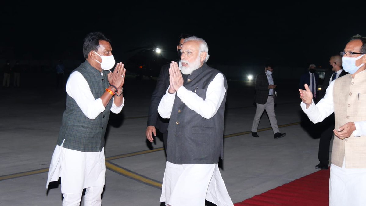 स्वाभिमानी, गौरवशाली, सामर्थ्यवान, सशक्त व समृद्ध भारत बनाने में प्रण-प्राण से अविरल व अहर्निश कार्यरत माननीय प्रधानमंत्री श्री नरेन्द्र मोदी जी से ग्वालियर एयरपोर्ट पर भेंट की।
<a href="/narendramodi/">Narendra Modi</a>