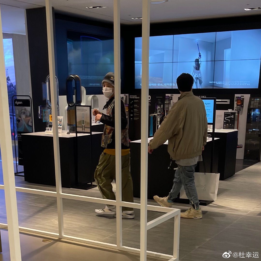 _you_like_TOP's tweet photo. Remember when Dara stayed in a hotel for a month due to house renovation then Jiyong was spotted at the appliance center a few days later

Coincidentally, Dara will now appear in 'I Live Alone' 🤭 #PushKoTo https://t.co/j2YB58VYsh