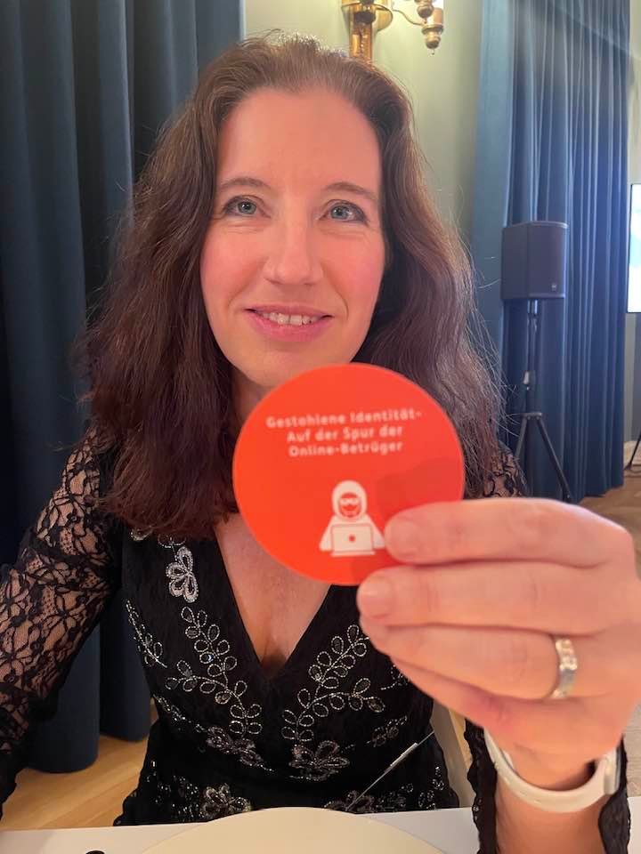 Helmut-Schmidt-Journalistenpreis: 3. Platz an Autorin Maja Helmer für unsere Doku “Gestohlene Identität: auf der Spur der Online-Betrüger” (ZDF.zoom) Laudatio von Michael Opoczynski. zdf.de/dokumentation/…