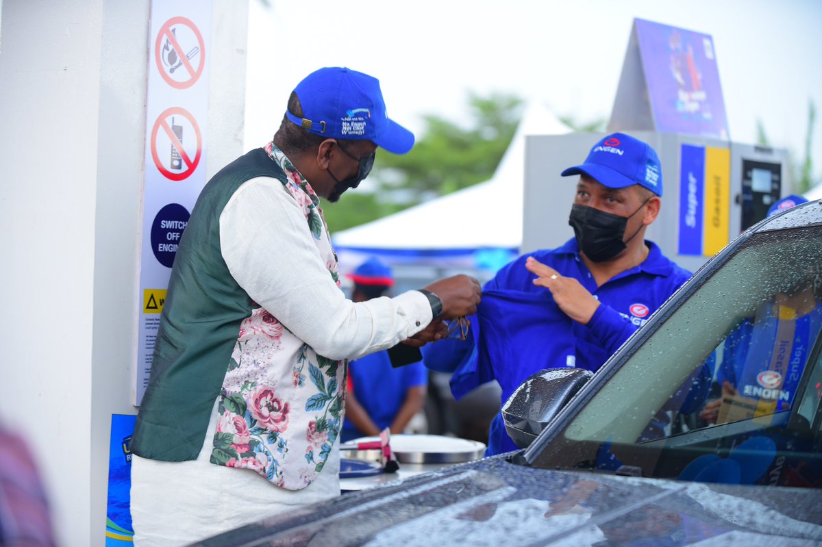A live demonstration was carried out by our EVP Mr Paulsen Hans together with brand ambassador Massamba Intore, where they fueled up and joined the raffle, and won an instant prize of a t-shirt!!
#withengenirunthecity #fuelandwin #naengenndichefwumujyi #engenstations