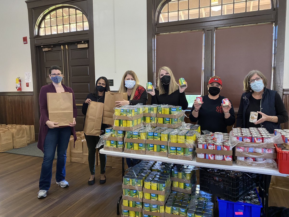 stacybjones1's tweet photo. PSO Day of Service @accaging prepping for Turkeypalooza and nearly 300 bags of food for Thanksgiving #ugaserves https://t.co/h9BCXCmnot