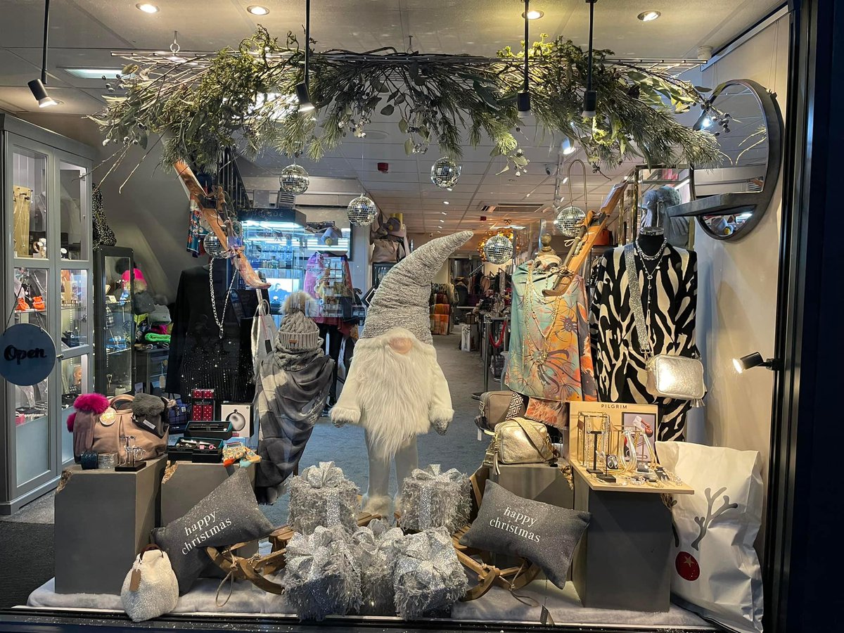 SerenityDesigns's tweet photo. So this weeks ’New Window Wednesday’ has been a work in progress but I think it was worth the wait. Our Christmas window is here🤶 🎄 🎅 🎁
#ShopCongleton #ChristmasWindow #SerenityDesigns #Congleton @CongletonTown @SerenityDesigns https://t.co/SB26jeeco9
