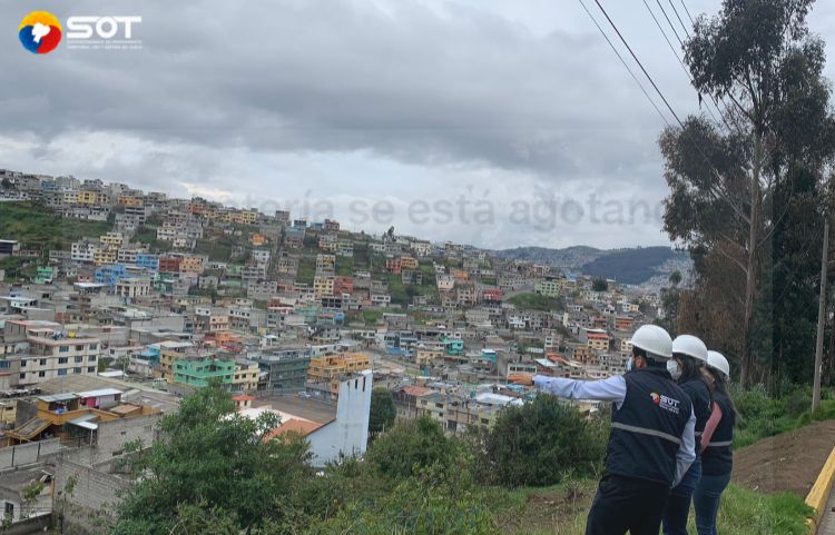 sot_ecuador's tweet photo. #SOTEnTerritorio | La Intendencia #Zonal9, en el marco de sus atribuciones, realizó acción de vigilancia a asentamientos humanos identificados en el sector #ElTransito, ubicado en la parroquia Chillogallo del Distrito Metropolitano de Quito (DMQ). https://t.co/DR2QSAed6q