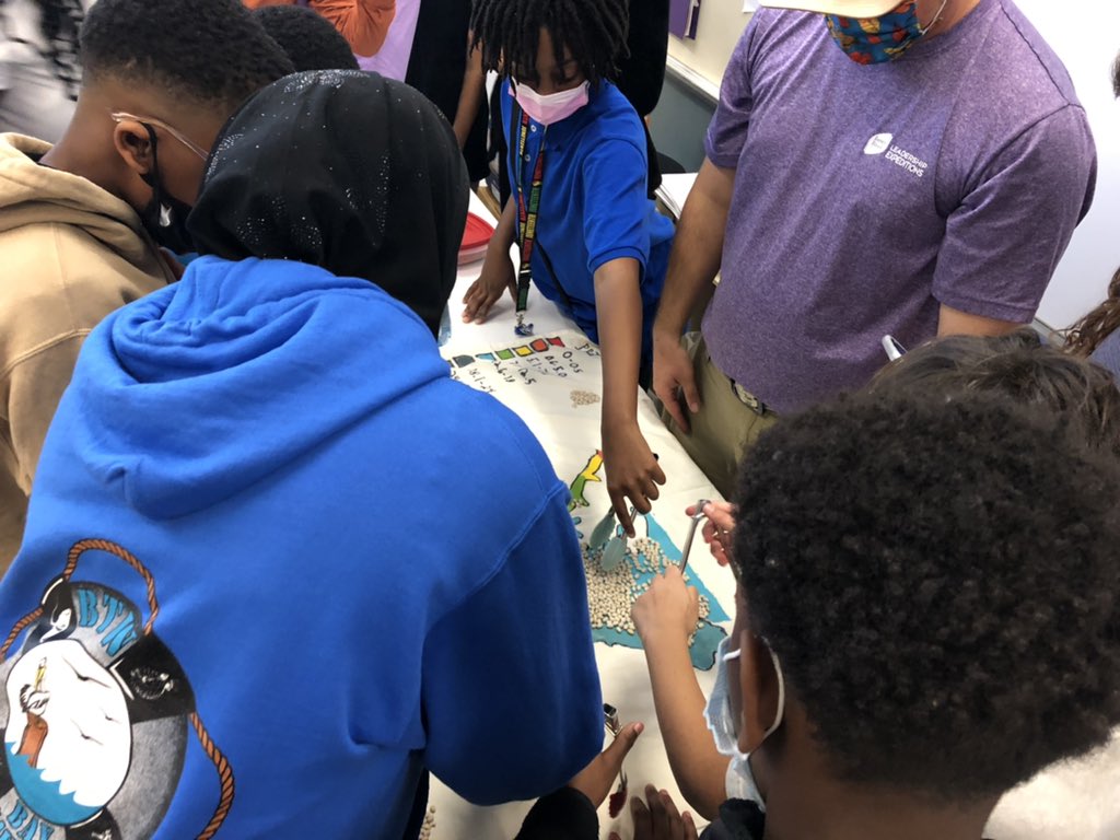 Here @ BT Washington Middle School kickoff #BESTnBay <a href="/NOAAeducation/">NOAA Education</a> BWET grant 2 <a href="/vcusoe/">VCU School of Education</a> w/ <a href="/JRAvirginia/">James River Assoc</a> helping students learn about oyster harvesting &amp; sustainability