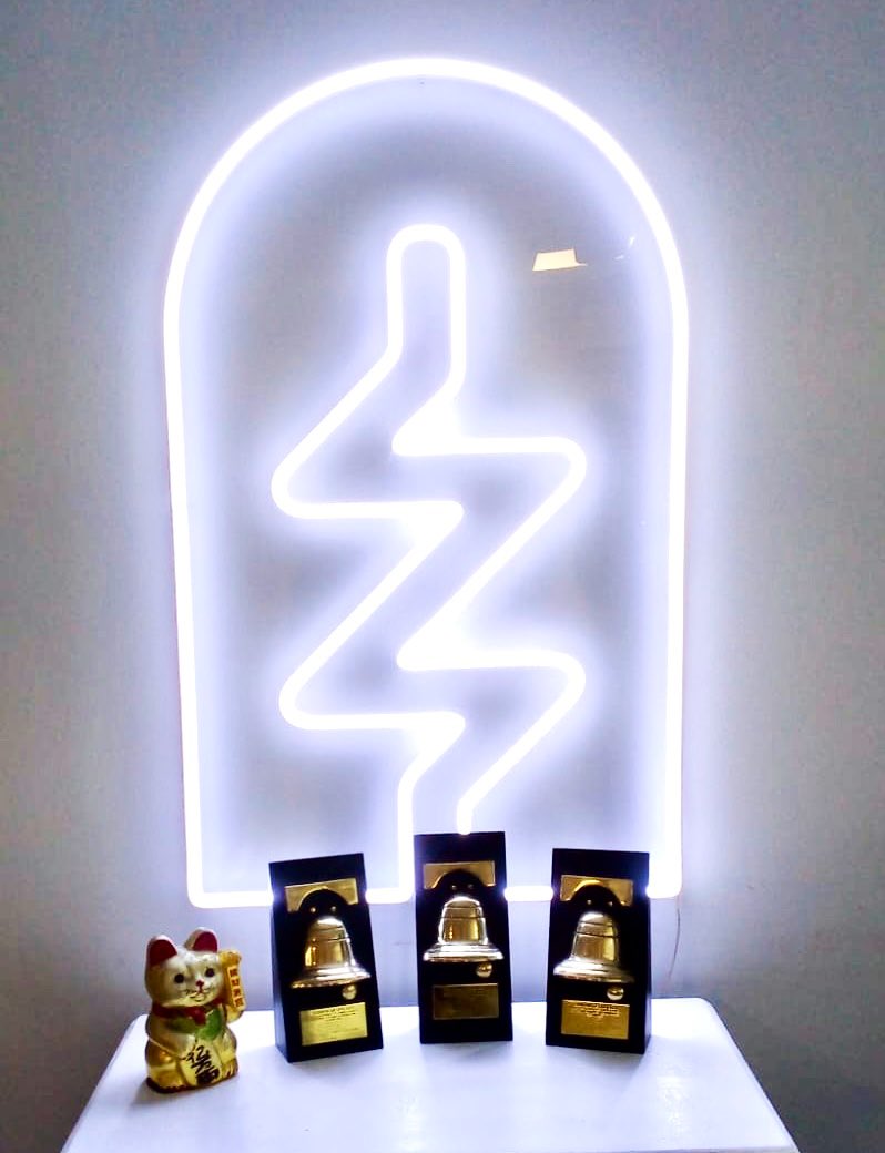 ¡Estamos felices!
Recibimos 3 Campanas de Oro con <a href="/CempreUy/">Cempre Uruguay</a> <a href="/ObservadorUY/">El Observador Uruguay</a> y <a href="/Pernod_Ricard/">Pernod Ricard</a> 
Y lo mejor: tienen que ver con lo que más nos apasiona y nos representa: Desarrollo Sostenible
Vamos #alvapeople 👏🥰🙏 
* el gatito pidió para aparecer * 😼